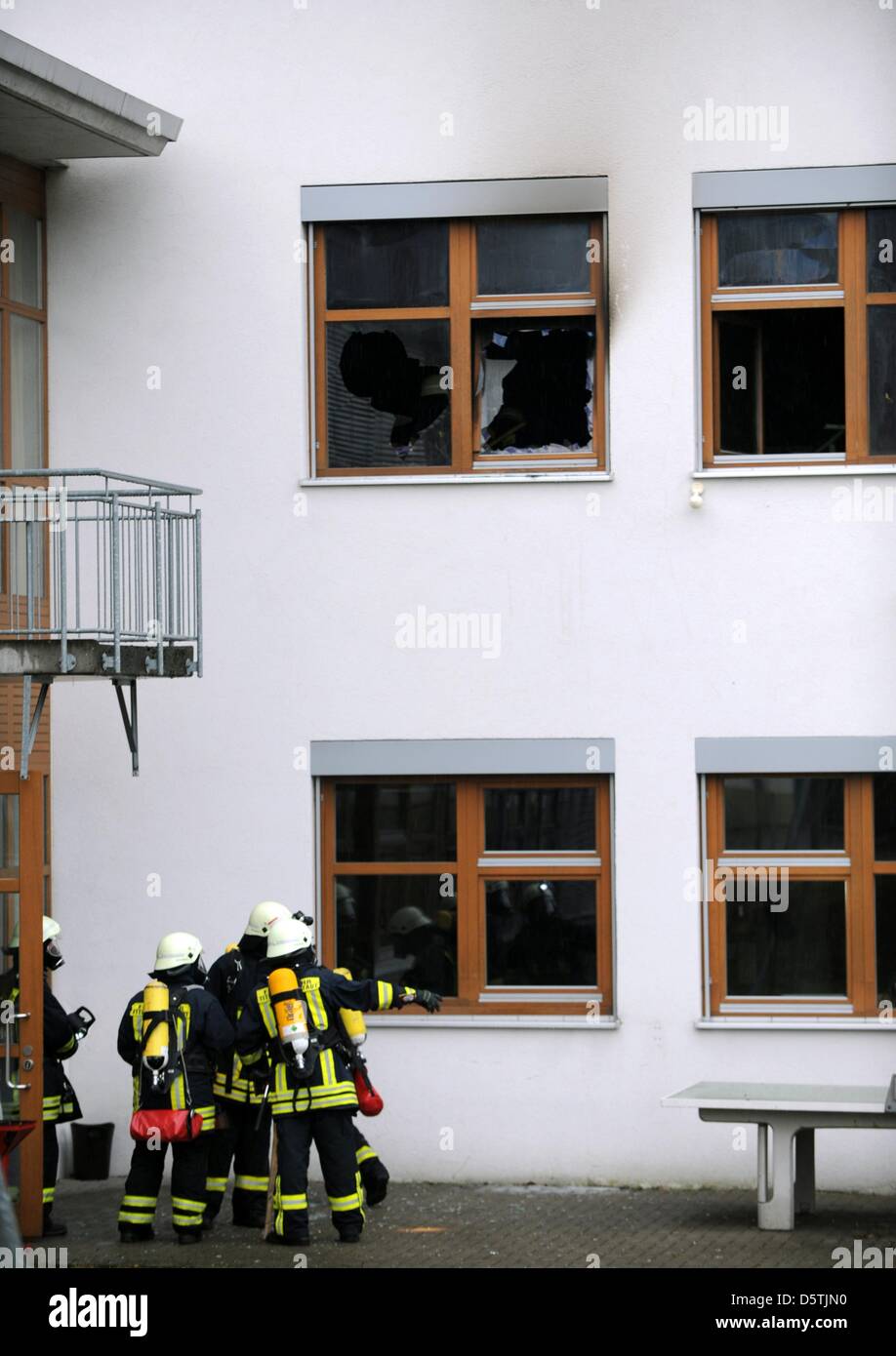 Feuerwehrleute arbeiten bei einem Brand in einer Behindertenwerkstatt in Titisee-Neustadt, Deutschland, 26. November 2012. Aus unklaren Gründen war ein Feuer in der Werkstatt ausgebrochen, 120 Menschen arbeiten deaktiviert. 14 Menschen starben im Feuer. Foto: PATRICK SEEGER Stockfoto