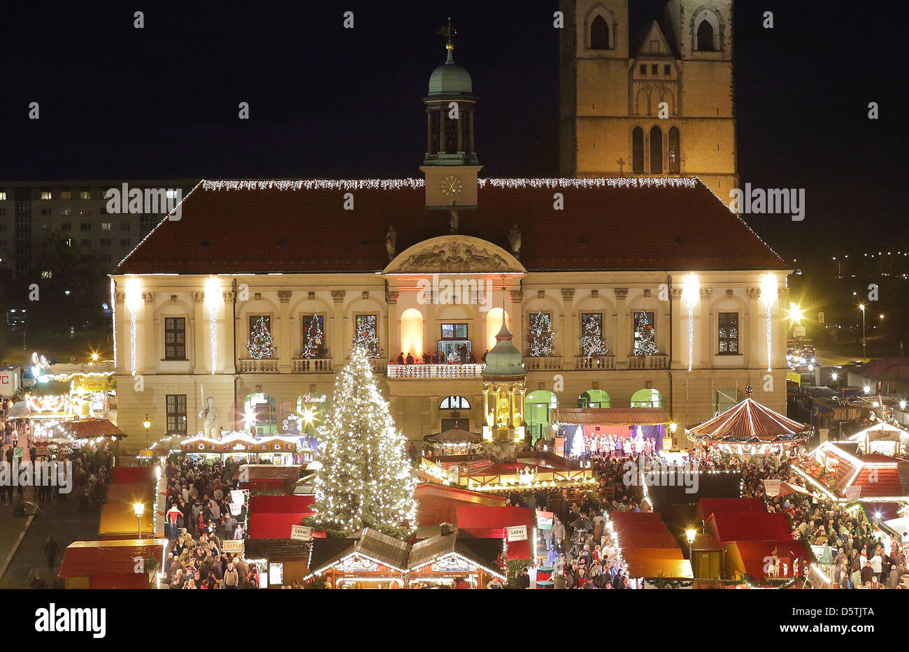 Der Weihnachtsmarkt mit leuchtenden Lichter, Buden und ein Baum ist das Rathaus in Magdeburg, Deutschland, 26. November 2012 abgebildet. Der Markt bietet 135 Stände, die bis zum 20. Dezember 2012 geöffnet sein wird. Foto: Jens Wolf Stockfoto