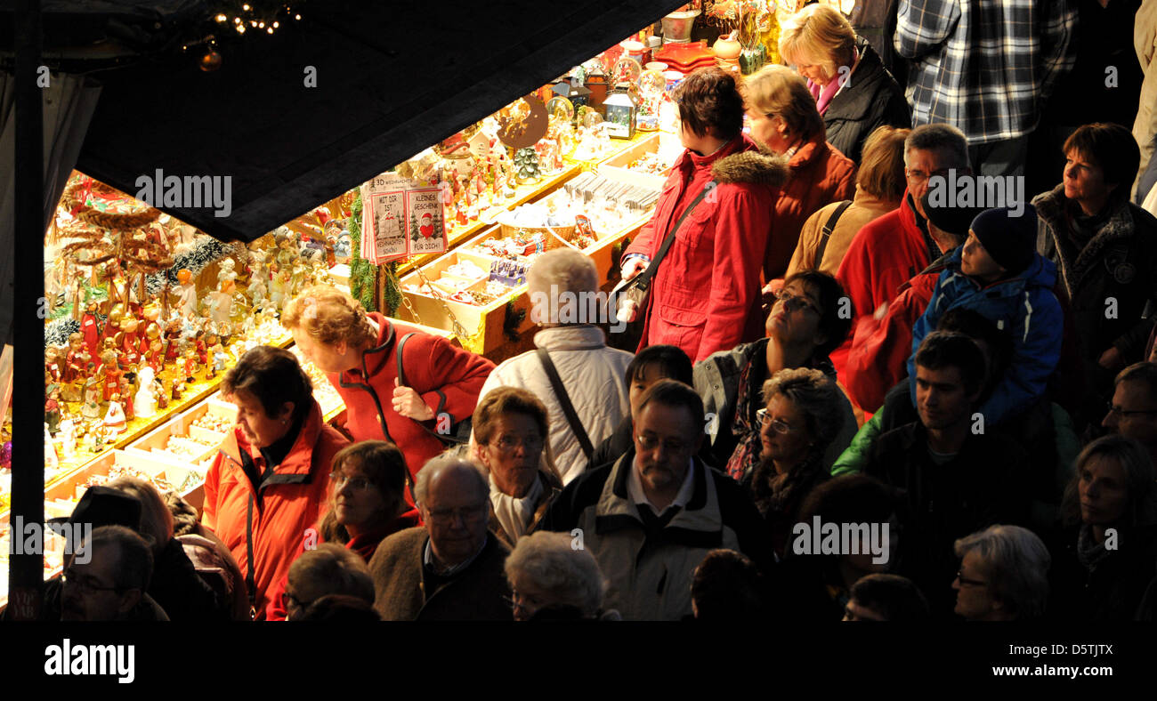 Menschenmengen durchlaufen der Weihnachtsmarkt in München, 26. November 2012. Der Markt öffnet diesen Tag. Foto: FRANK LEONHARDT Stockfoto