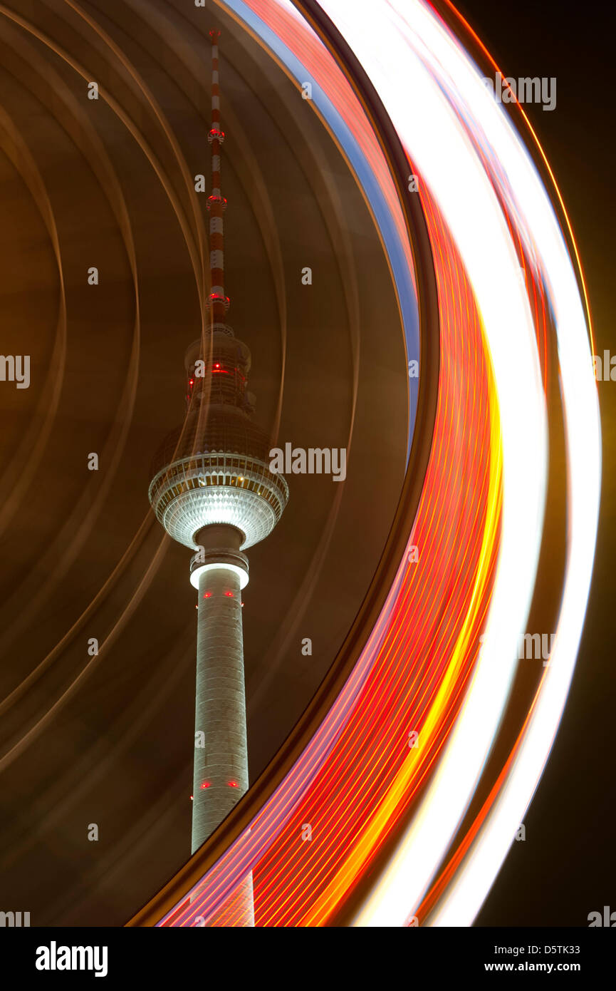 Der Fernsehturm ist hinter einer beweglichen Riesenrad in Berlin, Deutschland, 26. November 2012 gesehen. Das Riesenrad ist Bestandteil der Berliner Weihnachtsmarkt am Alexanderplatz, dem heute eröffnet wurde. Foto: Marc Tirl (im Bild mit Langzeitbelichtung) Stockfoto