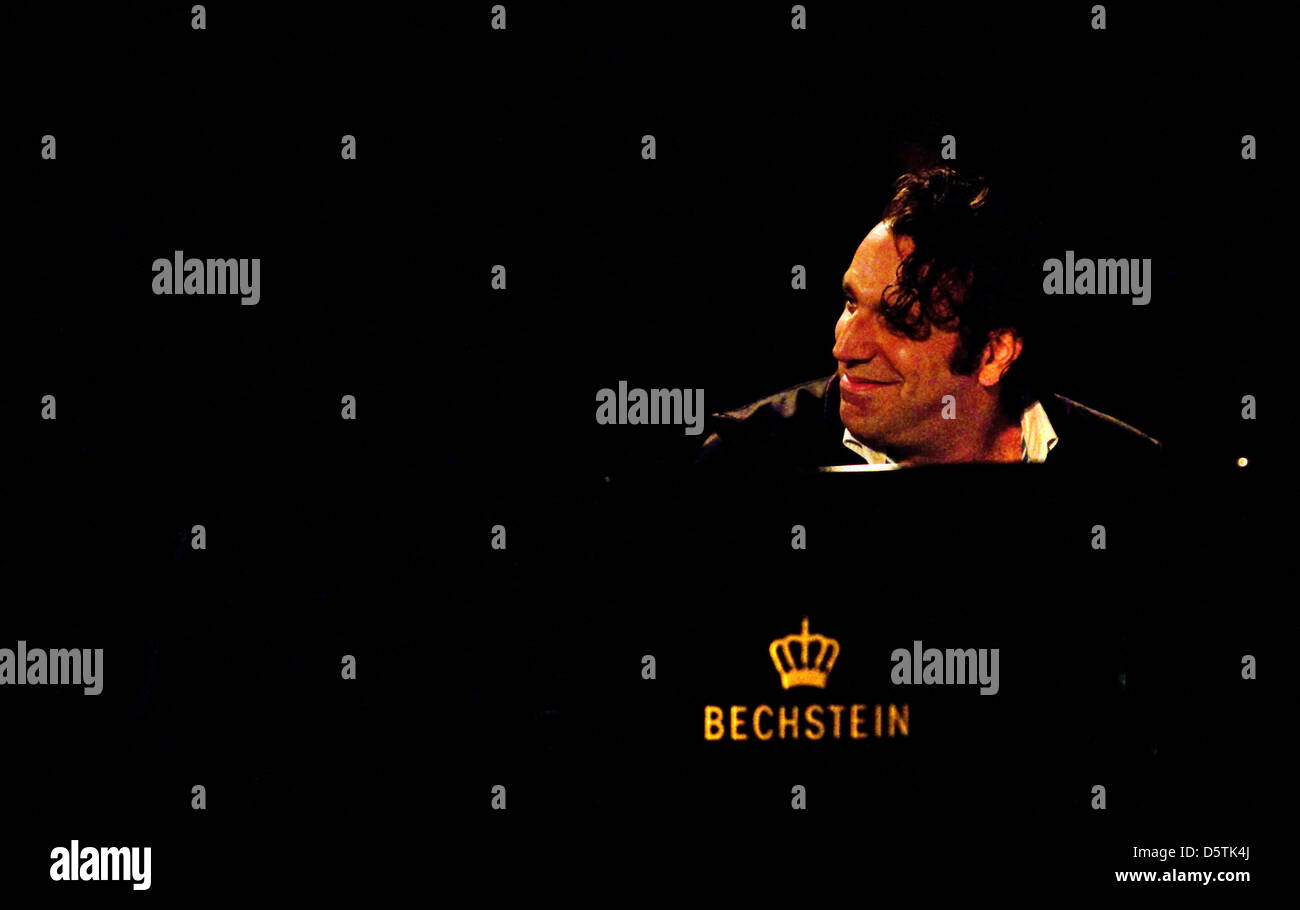 Kanadischer Pianist Chilly Gonzales führt auf der Bühne während eines Konzerts in Kindheitsträumen in Berlin, 26. November 2012. Chilly Gonzales, Jason Charles Beck, geboren ist am besten bekannt für seine erste MC und Electro Alben, aber er ist auch ein Pianist, Produzent und Songwriter. Foto: Alex Ehlers Stockfoto