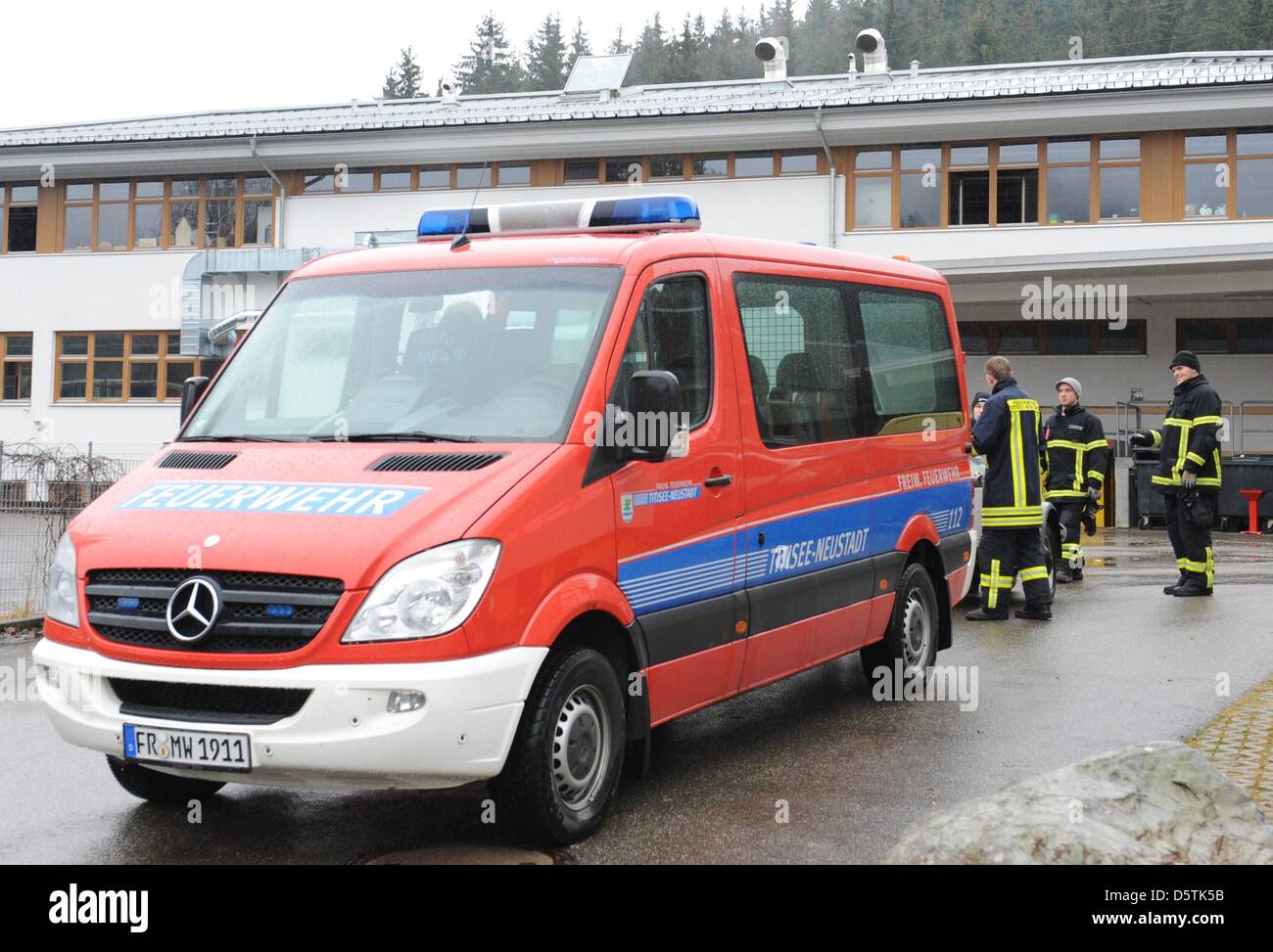 Ein Fahrzeug der Feuerwehr steht vor einer Werkstatt für Menschen mit Behinderungen in Titisee-Neustadt, Deutschland, 27. November 2012. 14 Menschen starben bei einem Feuer breitete sich durch die Werkstatt am 26. November. Foto: PATRICK SEEGER Stockfoto