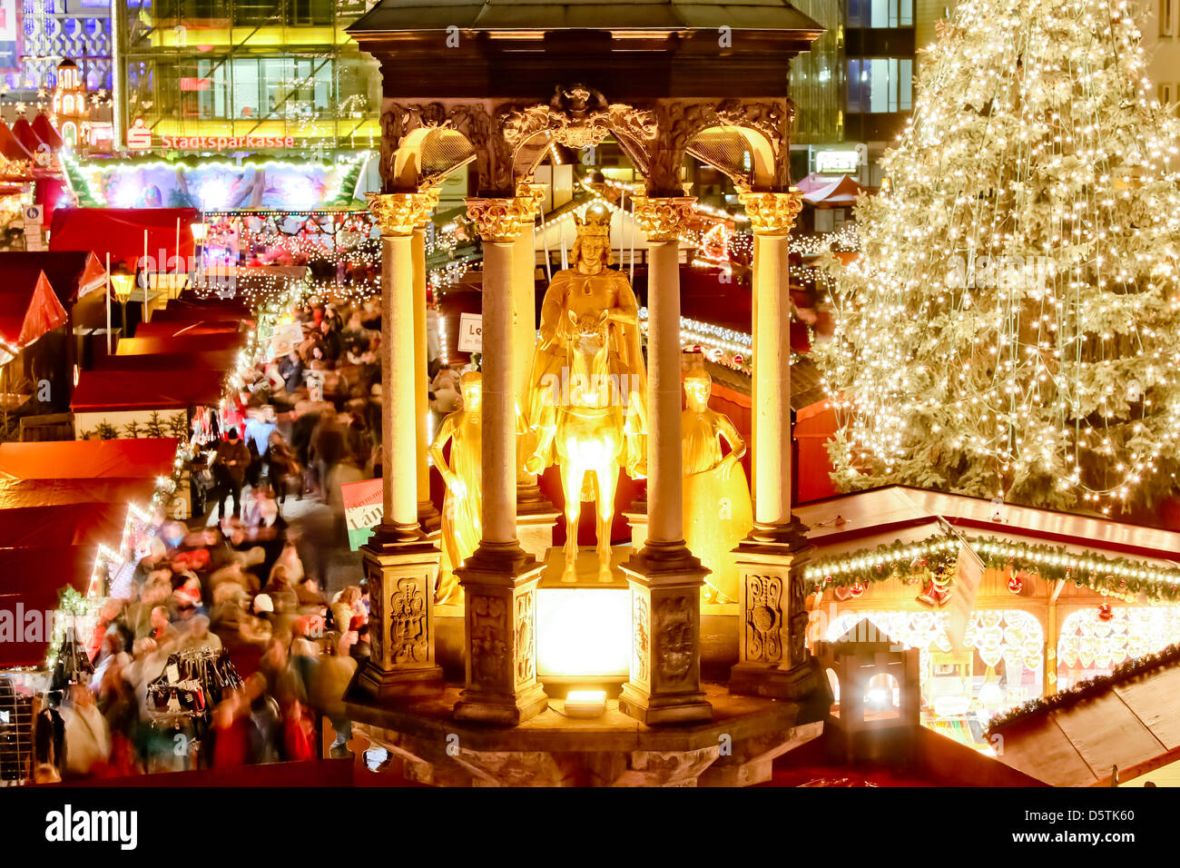 Die Stände werden auf dem Weihnachtsmarkt in Magdeburg, Deutschland, 26. November 2012 beleuchtet. Mehr als 135 Stände präsentieren ihre waren bis zum 30. Dezember. Foto: ANDREAS LANDER Stockfoto