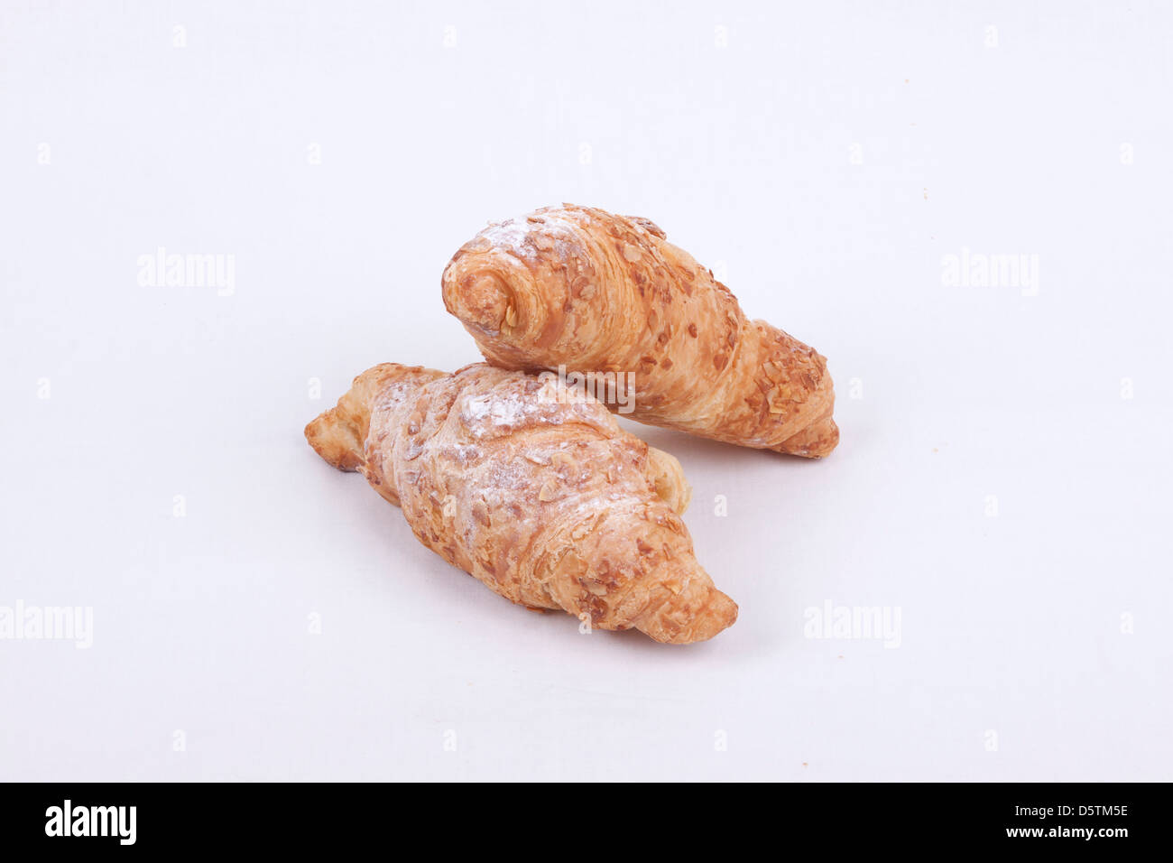 frische Mandel Croissant isoliert auf weißem Hintergrund Stockfoto