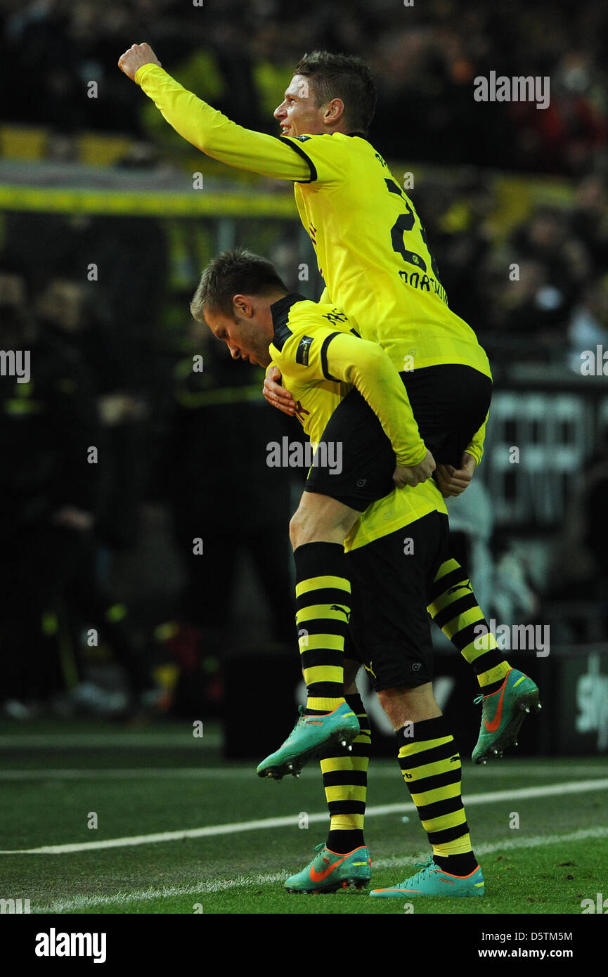 Dortmunds Jakub Blaszczykowski feiert sein 1: 0-Tor mit Lukas Pisczek (oben) Durig die deutsche Bundesliga Fußballspiel zwischen Borussia Dortmund und Fortuna Düsseldorf am Signal Iduna Park in Dortmund, Deutschland, 27. November 2012. Foto: Frederic Scheidemann Stockfoto