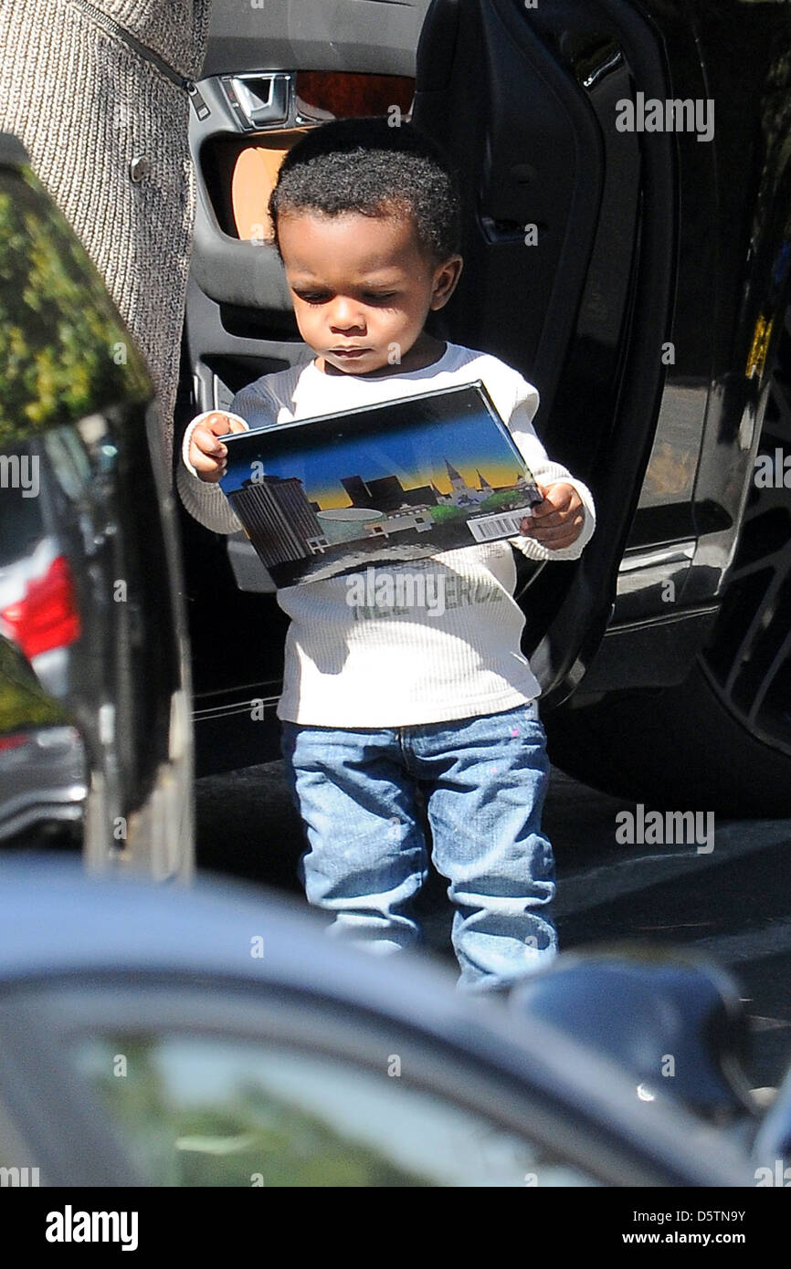 Louis Bardo Bullock Sandra Bullock Sammelt Ihr Sohn Louis Von Der Schule In Studio City Los Angeles Kalifornien 21 02 12 Stockfotografie Alamy