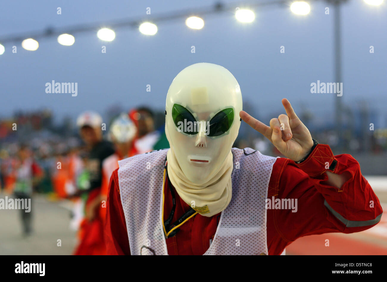 Ein Marschall mit einer Maske posieren während des Fahrers Parade vor dem Start der Formel 1 Grand Prix von Singapur an der Rennstrecke Marina Bay Stadtkurs in Singapur, 23. September 2012 gesehen. Foto: Jens Buettner Dpa +++(c) Dpa - Bildfunk +++ Stockfoto