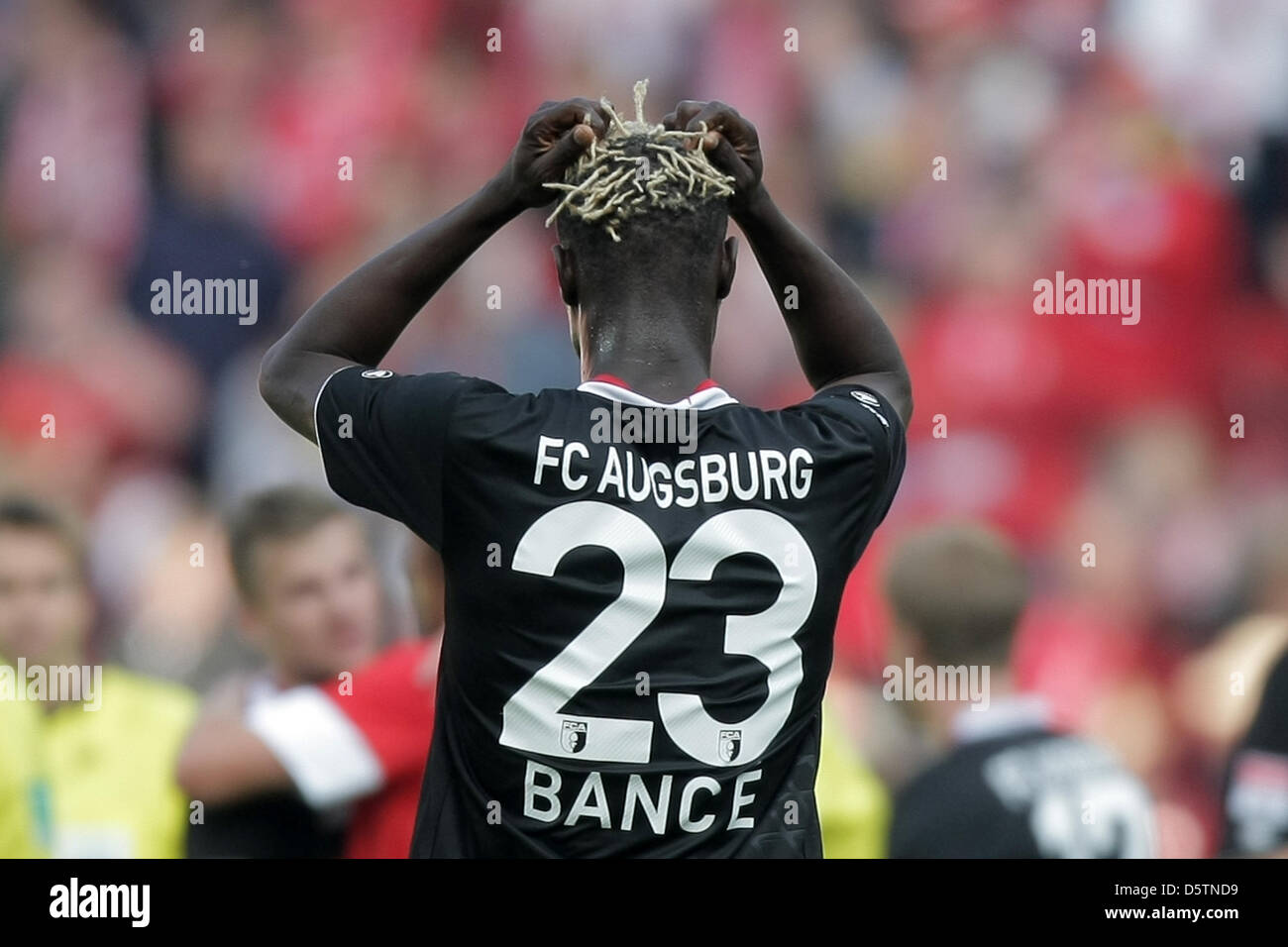 Augsburgs Aristide Bance Gesten nach der deutschen Fußball-Bundesliga-Fußball Spiel 1. FSV Mainz 05 Vs FC Augsburg in der Coface Arena in Mainz, Deutschland, 22. September 2012. Foto: Fredrik von Erichsen Stockfoto