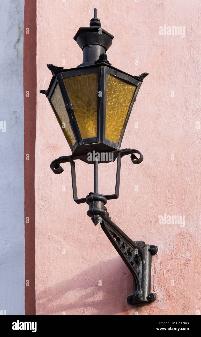Alte Laterne auf einer rosa Gebäudewand in Tallinn, Estland Stockfoto Alte Laterne auf einer rosa Gebäudewand in Tallinn, Estland Stockfoto