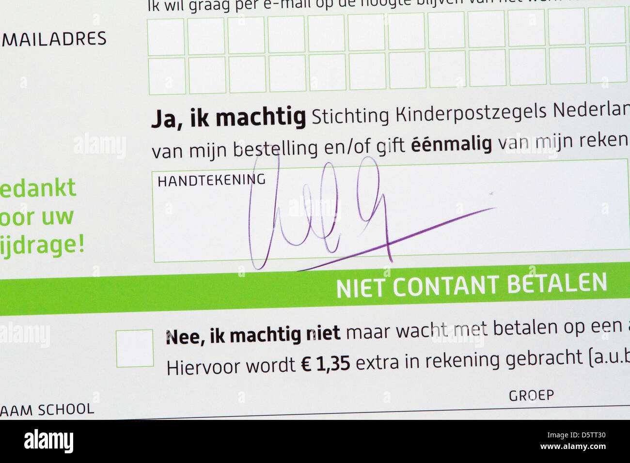 Signatur von Kronprinz Willem-Alexander der Niederlande in seinem Haus Villa Eikenhorst in Wassenaar, Niederlande, 25. September 2012 auf einen Vertrag für die Kinderpostzegels 2012 (Kinder Briefmarken) bestellen gesehen. Die Töchter des Fürsten werden in diesem Jahr auf den Briefmarken gesehen. Prinz Willem-Alexander fotografiert seine Töchter für die Briefmarken. Foto: Patrick van Katwijk / Niederlande Stockfoto