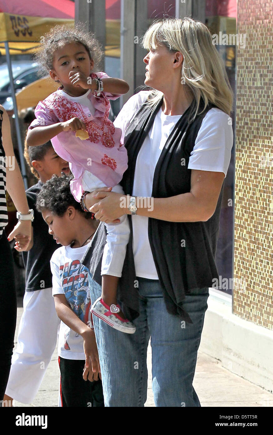 Lou Sulola, Johan Samuel und Henry Samuel besucht ihre Schwester Girl Scout Cookie Verkauf Los Angeles, Kalifornien - 10.03.12 Stockfoto