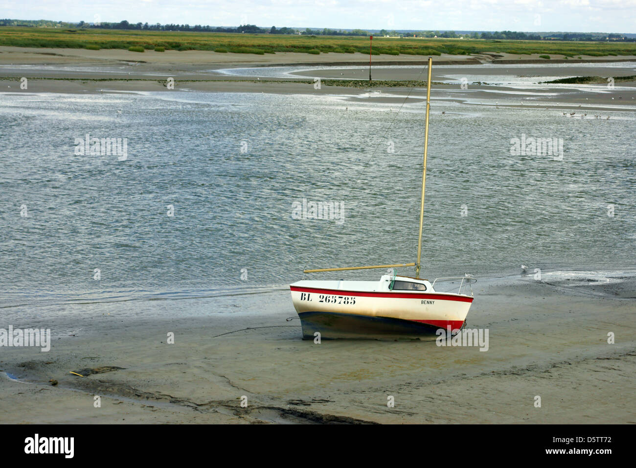 Segelboot sitzt am Ufer schlammige Flut Banken Stockfoto