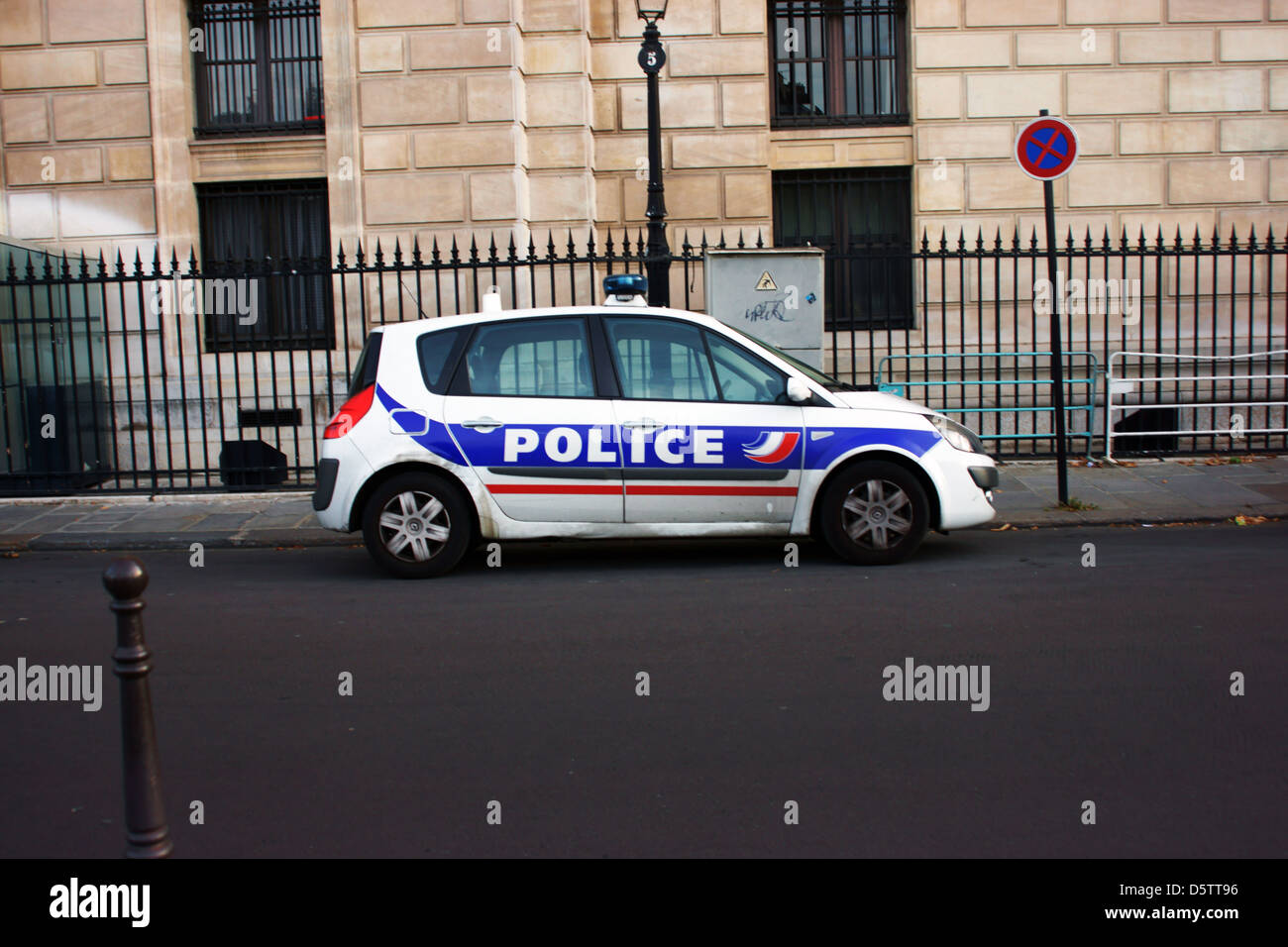 Frankreich Polizeiauto geparkt bis Straße Graffiti-stop Stockfoto
