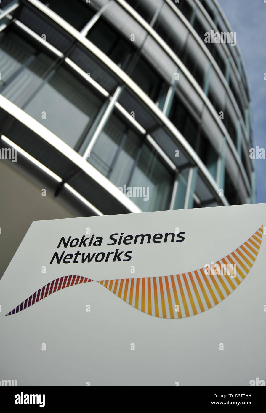 Das Logo von Nokia Siemens Networks (NSN) ist auf einem Schild vor einem Firmengebäude in München, Deutschland, 25. September 2012 abgebildet. Foto: Andreas Gebert Stockfoto