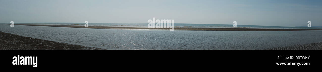 Camber Sands Wasser vorne Sandstrände blauen Himmel Sonne Stockfoto