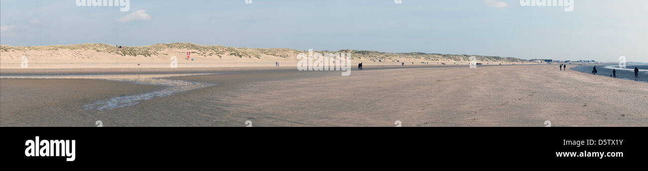 Camber Sands Strand Mitte Tag blauer Himmel Wasser Strand Stockfoto