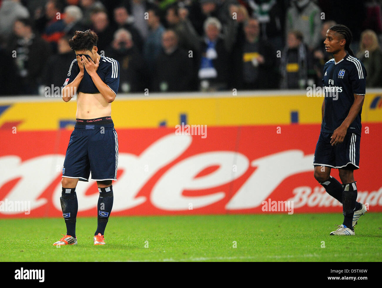 Hamburgs Heung-Min Son und Michael Mancienne (R) aussehen enttäuscht nach die Bundesliga-Spiel Borussia Moenchengladbach gegen Hamburger SV im Borussia-Park in Mönchengladbach, 26. September 2012. Foto: Jonas Guettler Stockfoto