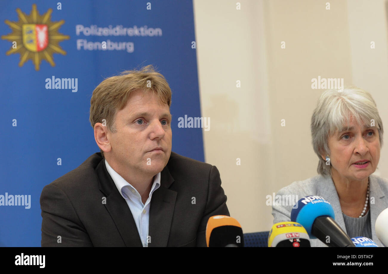 Senio Staatsanwaltschaft Ulrike Stahlmann-Liebelt und Superintendent der Kriminalpolizei Flensburg, Dirk Czarnetzki, gibt eine Pressekonferenz auf der Feststellung von zwei Baby-Leichen in 2006 und 2007 in Flensburg, Deutschland, 27. September 2012. Mehr als fünf Jahre nach der Feststellung von zwei Baby-Leichen in Schleswig-Holstein, das Verbrechen ist nun behoben. Die Babys Mutter hatte gestanden Stockfoto