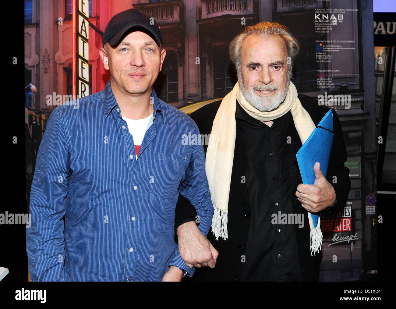 Der Intendant des Staatstheaters bin Gärtnerplatz, Josef Ernst Köpplinger (l) Und der Schauspieler Maximilian Schell Stehen bin 27.09.2012 in München (Bayern) Im Zeltpalast des Deutschen Theater Bei Einem Pressetermin Zum Theaterstück im Weissen Rössl "Zusammen. Das Stück in Einer Inszenierung Köpplingers Wird Vom 11.10. Bis zum 31.12.2012 Aufgeführt. Foto: Tobias Hase/dpa Stockfoto