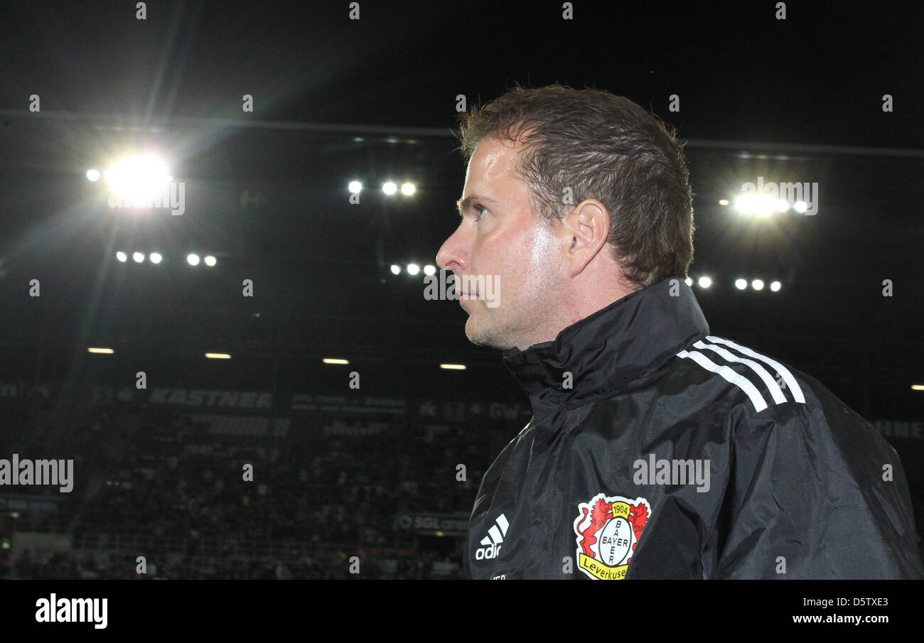 Leverkusens Trainer Sascha Lewandowski steht auf dem Platz vor dem Bundesliga-Fußballspiel zwischen FC Augsburg und Bayer 04 Leverkusen in der SGL Arena in Augsburg, Deutschland, 26. September 2012. Foto: Karl-Josef Hildenbrand Stockfoto