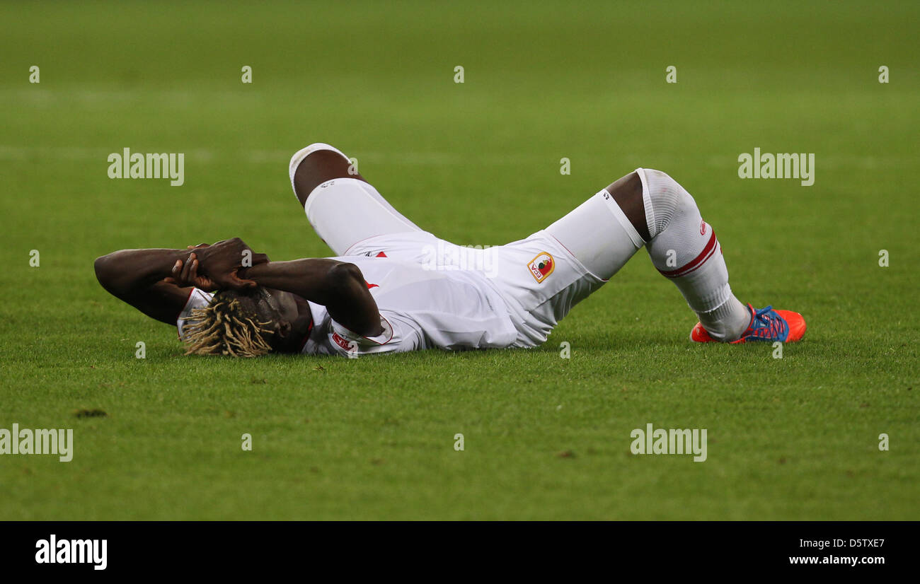 Augsburgs Aristide Bance liegt auf dem Spielfeld, nachdem die Bundesliga Fußballspiel zwischen FC Augsburg und Bayer 04 Leverkusen in der SGL Arena in Augsburg, Deutschland, 26. September 2012. Foto: Karl-Josef Hildenbrand Stockfoto