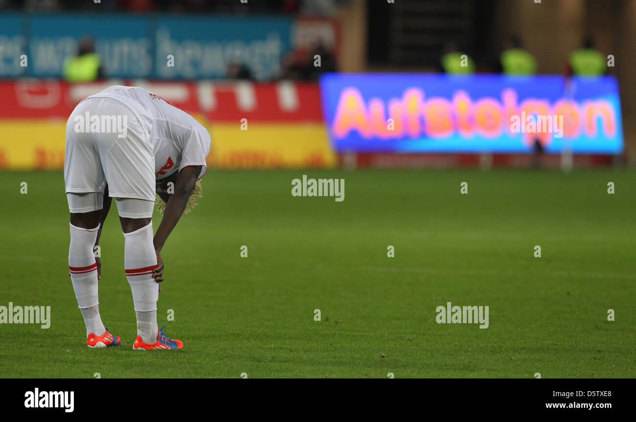 Augsburgs Aristide Bance steht auf dem Spielfeld, nachdem die Bundesliga Fußballspiel zwischen FC Augsburg und Bayer 04 Leverkusen in der SGL Arena in Augsburg, Deutschland, 26. September 2012. Foto: Karl-Josef Hildenbrand Stockfoto