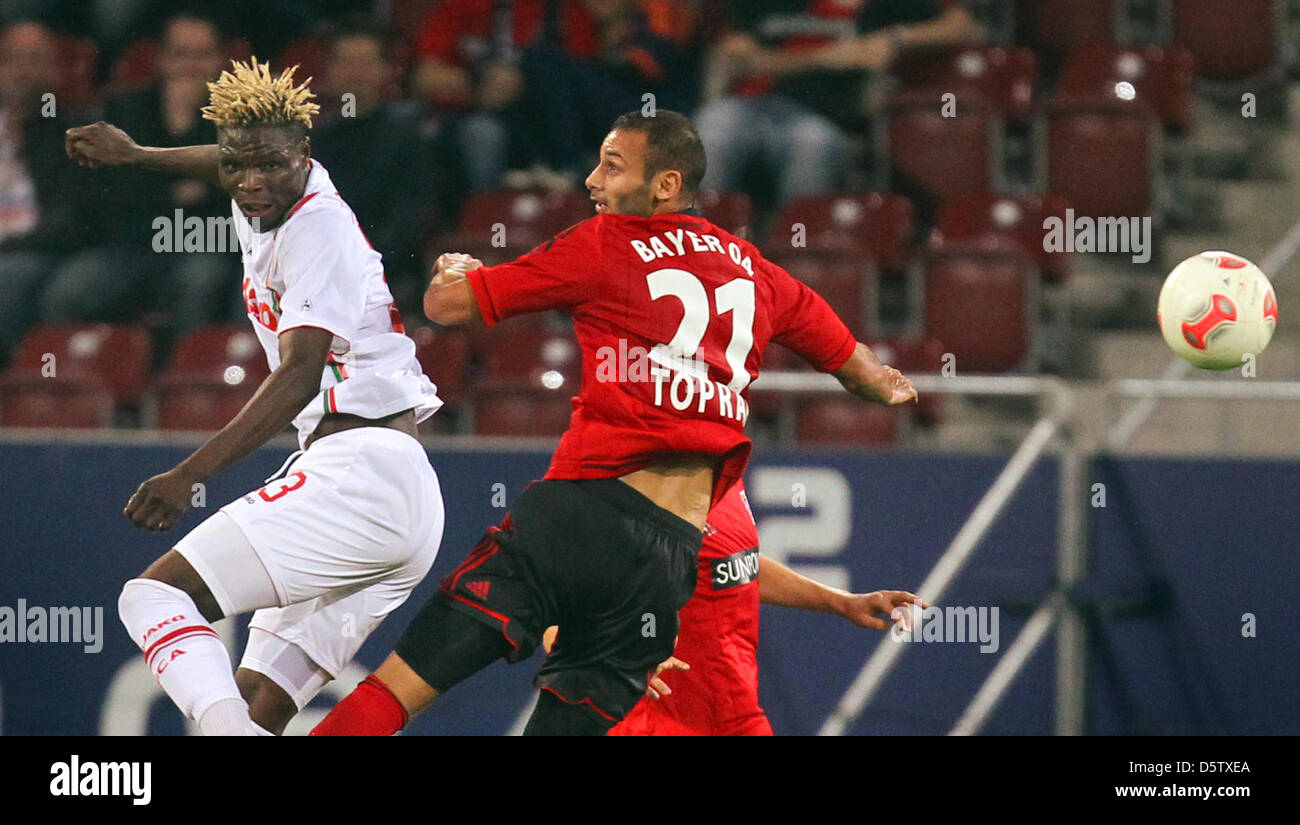 Augsburgs Aristide Bance und Leverkusens Oemer Toprak (R) wetteifern um die Kugel während der Bundesliga-Fußballspiel zwischen FC Augsburg und Bayer 04 Leverkusen in der SGL Arena in Augsburg, Deutschland, 26. September 2012. Foto: Karl-Josef Hildenbrand Stockfoto