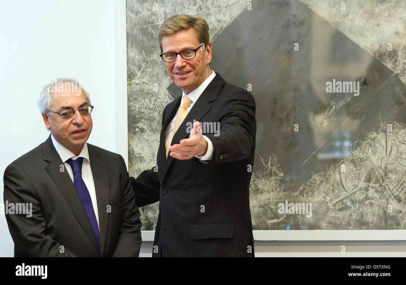 Bundesaußenminister Guido Westerwelle (R, FDP) Erfurts Sitsch bin 27.09.2012 in New York Mit Dem Vorsitzenden des Syrischen Nationalrats, Abdul Basit Sieda. Westerwelle Hält Sich Anlässlich der 67. Generalversammlung der Vereinten Nationen Vom 21.-28.09.2012 in New York Auf. Foto: Sven Hoppe dpa Stockfoto