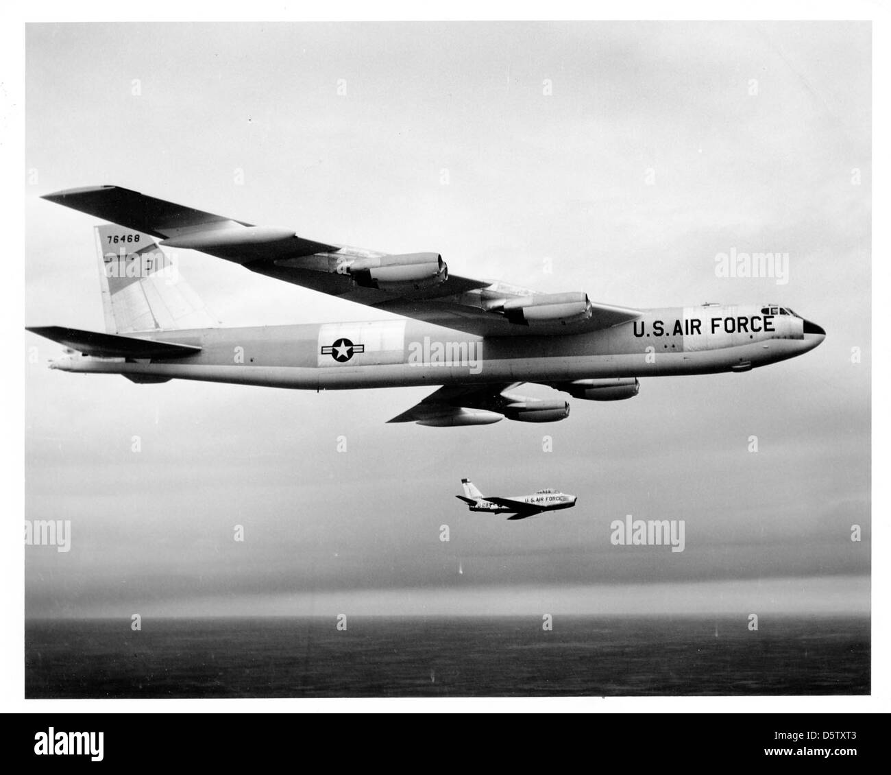 Boeing B-52G-75-BW "Stratofortress" mit Boeing North American F-86F "Sabre" jagen Flugzeug. Stockfoto