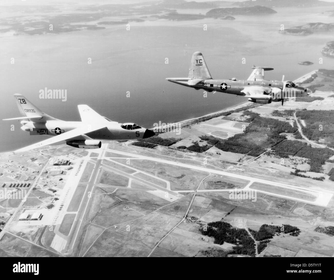 Die Douglas A3D-2 Skywarrior, ein Trägerbomber, und die Lockheed P2V-7 Neptune, ein maritimes Patrouillenflugzeug, werden zusammen über NAS Whidbey Island, Washington, gesehen. Diese Flugzeuge waren ein wichtiger Bestandteil der Marineoperationen aus der Zeit des Kalten Krieges. Stockfoto