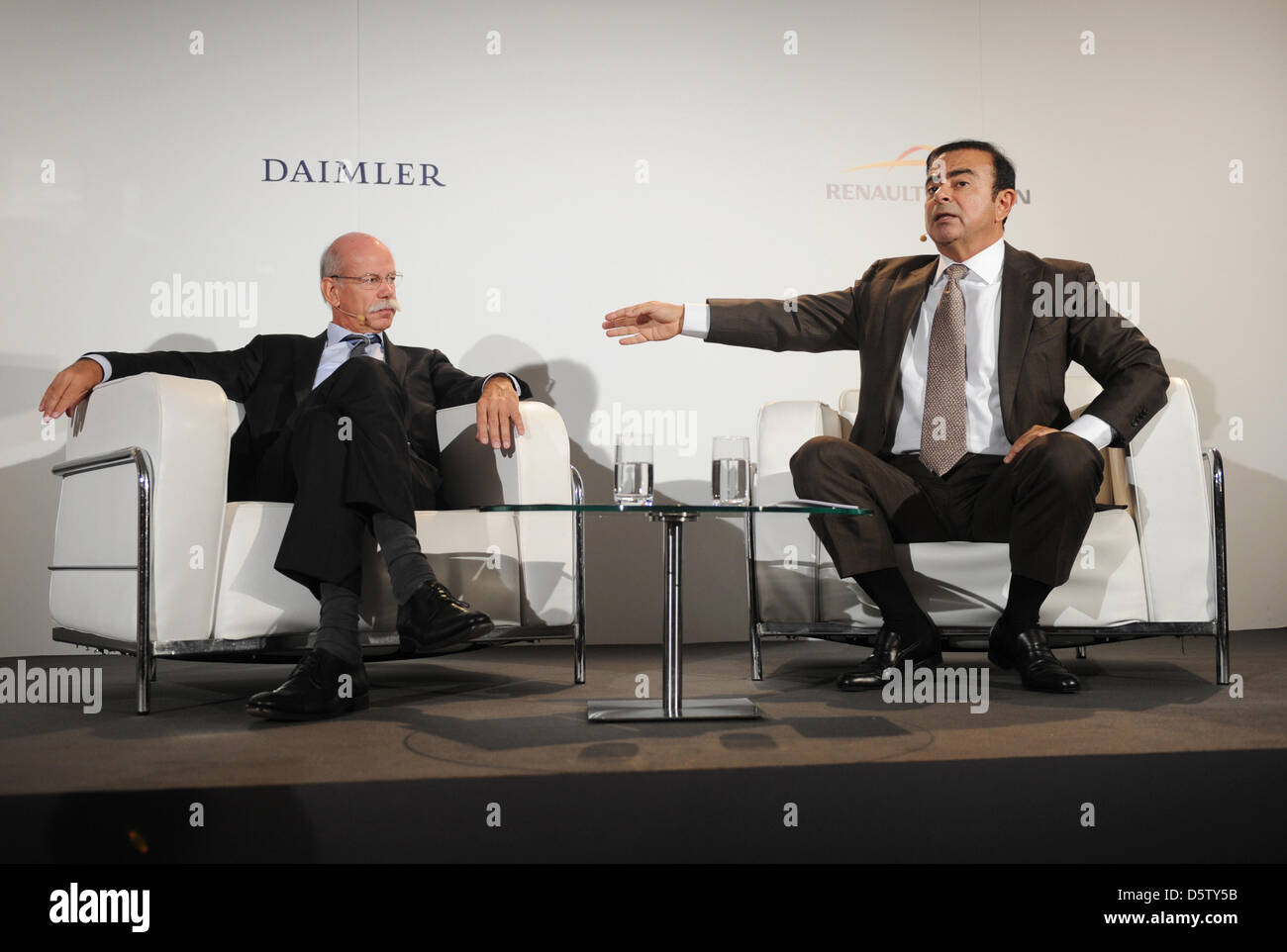 Dieter Zetsche (L), Vorstandsvorsitzender der Daimler AG und Carlos Ghosn, CEO der Allianz Renault-Nissan, informieren Publikum über die aktuelle Situation der Zusammenarbeit zwischen Daimler und Renault-Nissan während der zweiten Pressetag der Paris Motor Show (Mondial de l Automobile) in Paris, Frankreich, 28. September 2012. Mehr als 100 Weltpremieren werden im halbjährlichen Paris Motor Show Betwee erwartet. Stockfoto