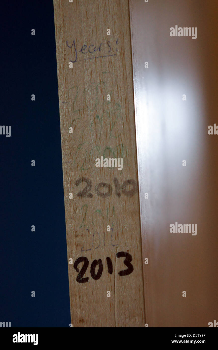 Tür knacken Seite Sonne Licht Graffiti Haus Kalender Stockfoto