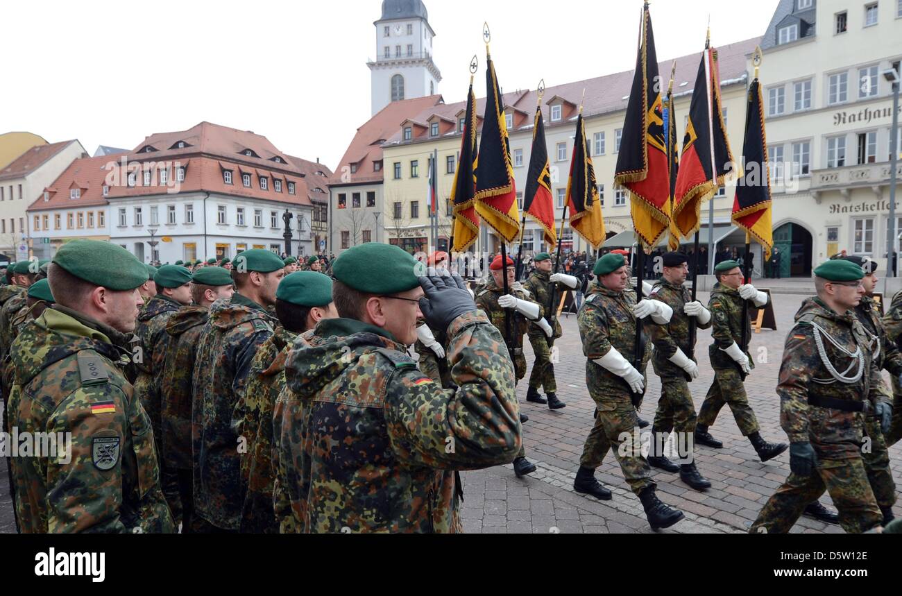 Die Ehren-Formation von der 37. Panzergrenadier-Brigade der Bundeswehr marschiert in Parade-Formation Appell am Marktplatz in Frankenberg, Deutschland, 9. April 2013. Rund 1.700 deutsche Soldaten wurden in Afghanistan und auf dem Balkan jeweils für einen Zeitraum von sechs Monaten von August 2011 bis März 2013 geschickt. Foto: HENDRIK SCHMIDT Stockfoto