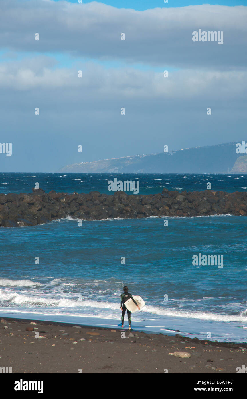 Surfer am Playa de Martianez schwarzen Sandstrand Puerto De La Cruz Stadt Teneriffa Insel der Kanarischen Inseln-Spanien-Europa Stockfoto