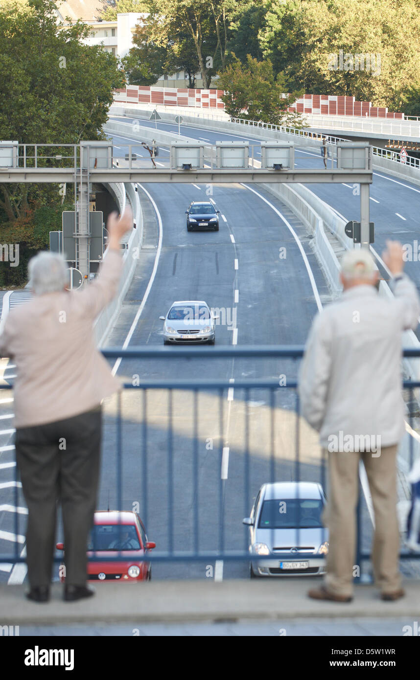 Eines der ersten Fahrzeuge fährt auf der A4 in Richtung Essen, Deutschland, 30. September 2012. Nach drei Monaten vollständig geschlossen öffnet die Autobahn nun, vorerst nur in Richtung Duisburg. Foto: BERND THISSEN Stockfoto