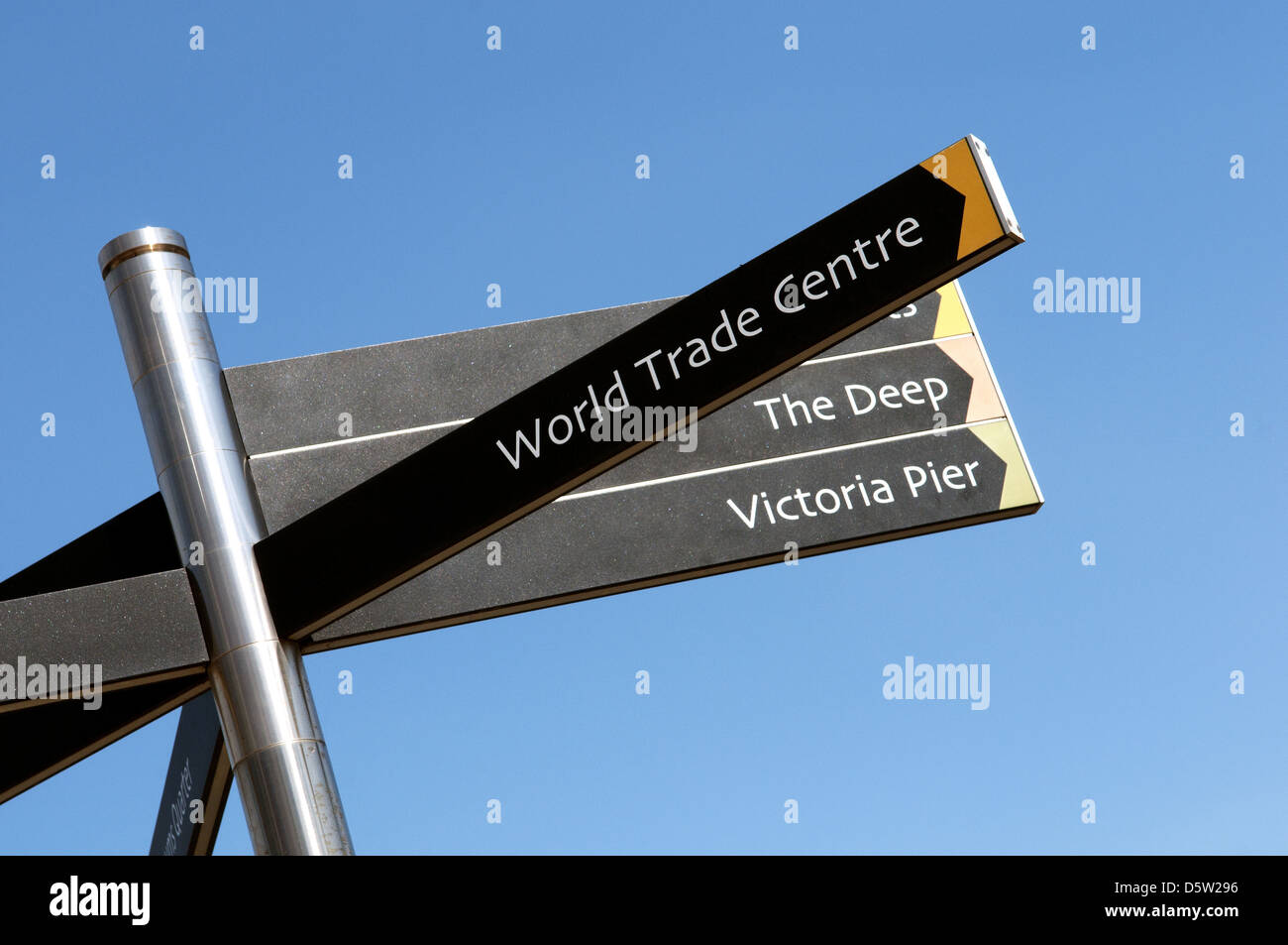 Im Bild zeigt der Wegweiser zum World Trade Center, Victoria Pier und The Deep in Hull. BILDER VON DARREN CASEY Stockfoto