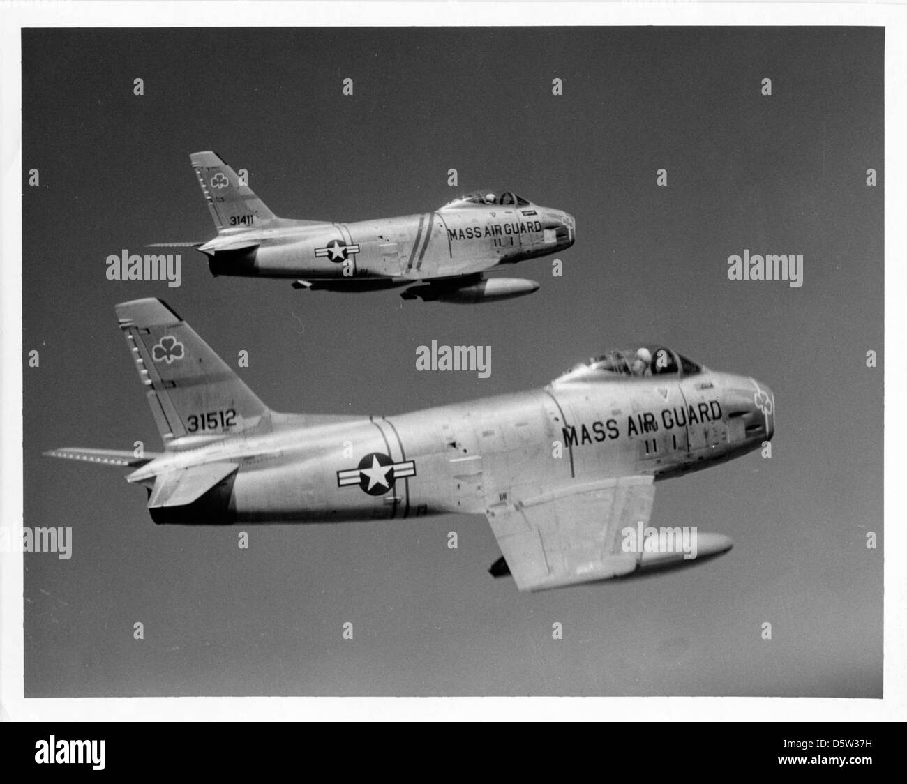 Nordamerikanische F-86H-10-NH 'Sabres' vom 101. FIS, 102. TFW, MASS-ANG, werden im Flug gezeigt. Die F-86H war ein Kampfflugzeug, das während des Kalten Krieges von der U.S. Air National Guard eingesetzt wurde. Stockfoto