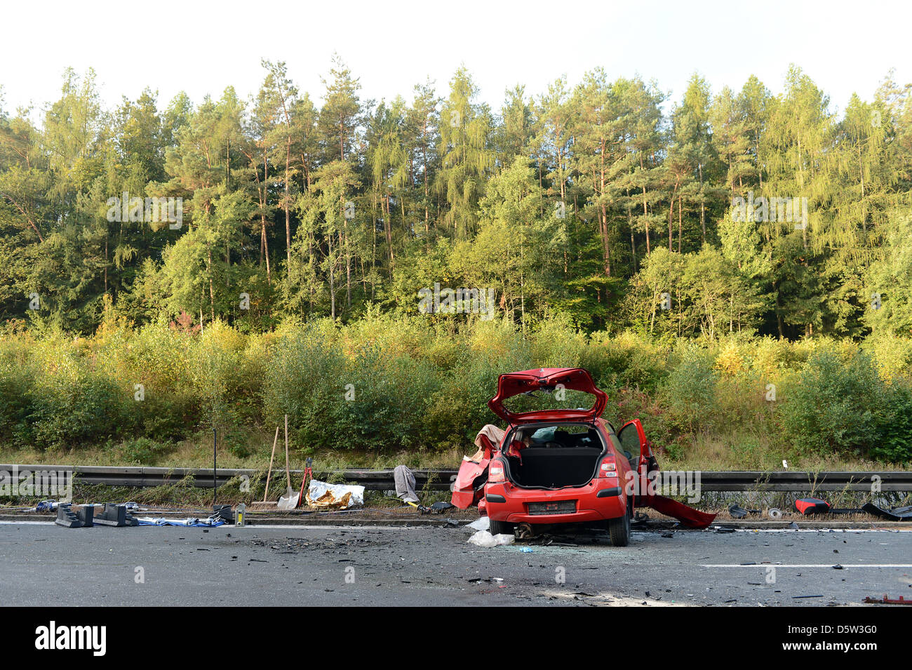 Das beschädigte Auto eines Ghost-Treibers steht auf Autobahn 73 nach einem Absturz in der Nähe von Hirschaid, Deutschland, 2. Oktober 2012. Eine 31 Jahre alte Frau kollidierte frontal mit einem anderen Auto. Die Frau, ein sieben Jahre altes Kind und die Fahrer kommen in die entgegengesetzte Richtung starb am Tatort. Foto: David Ebener Stockfoto