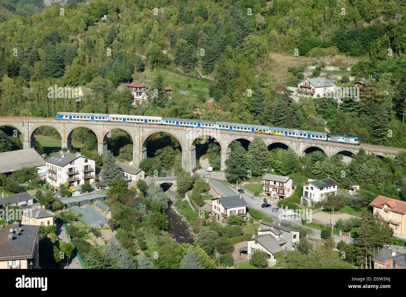 Luftbild oder Blick auf den Viadukt der französischen Zugkreuzung im Tal der Tende Roya Alpes-Maritimes France auf der Strecke Nizza-Cuneo Stockfoto