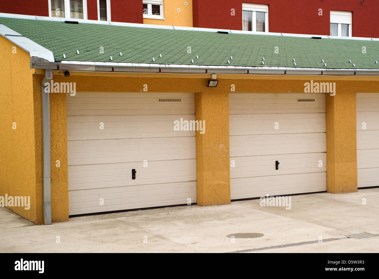 PKW-Garage in einem Wohngebiet, urbane Landschaft. Stockfoto
