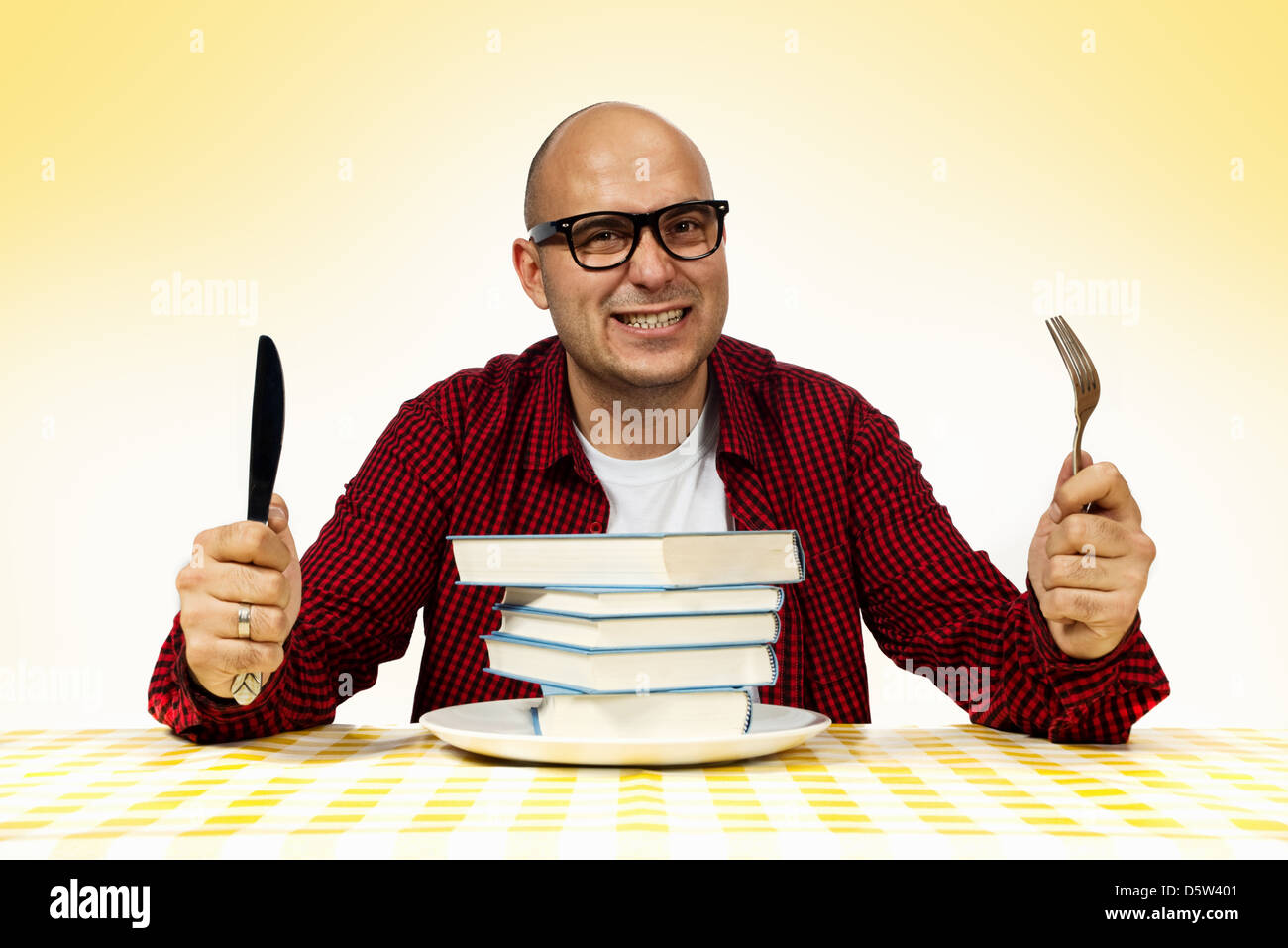 Junge Erwachsene verwegener Mann mit nur wenige Bücher auf einem Teller serviert Stockfoto