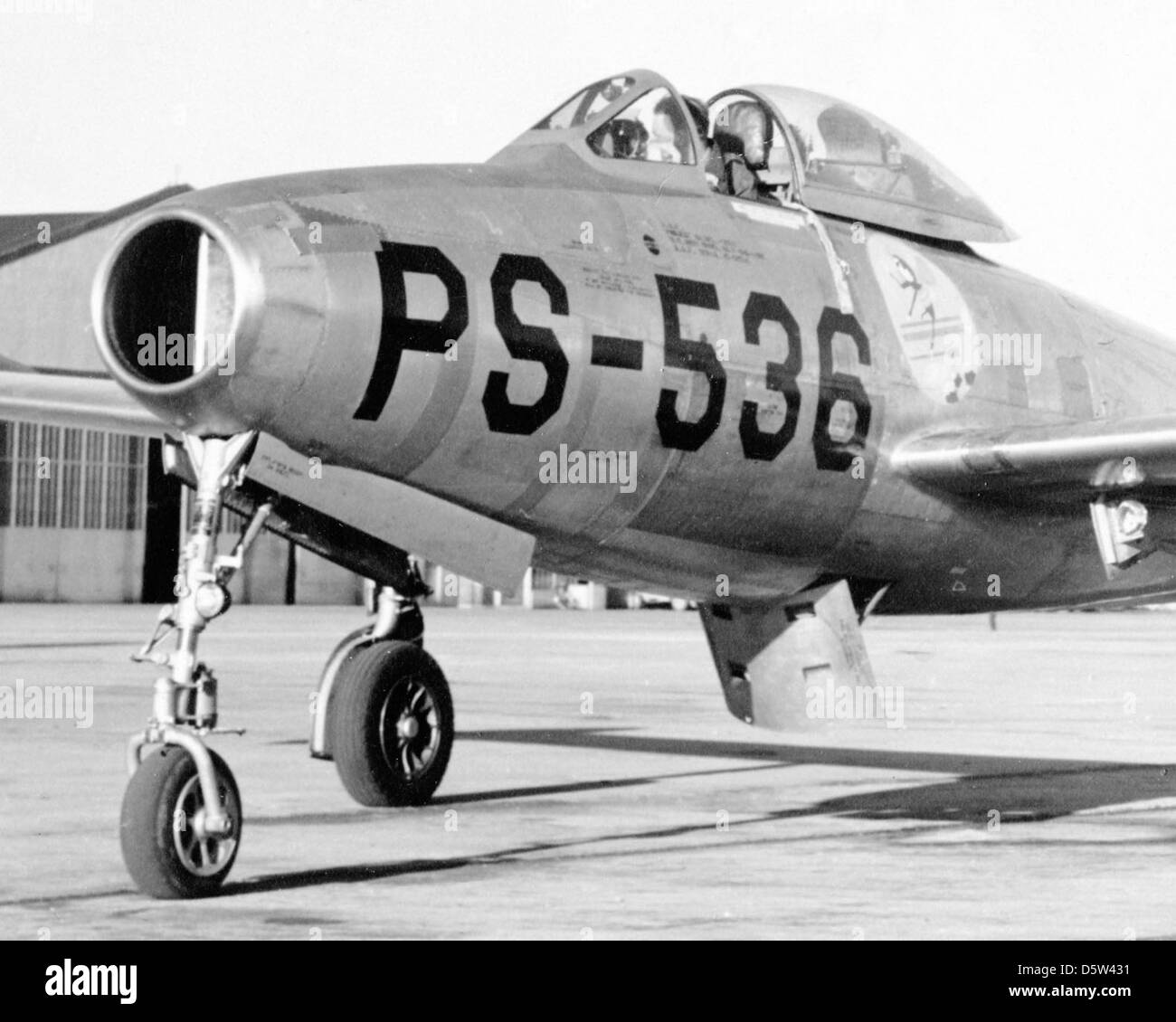 Die Republic P-84B-11-RE Thunderjet war ein Jet-Kampfflugzeug der US Air Force, das während des frühen Kalten Krieges eingesetzt wurde. Bekannt für sein geradliniges Design und seine Bodenangriffsfähigkeit, spielte es eine Rolle bei militärischen Operationen nach dem Zweiten Weltkrieg. Stockfoto