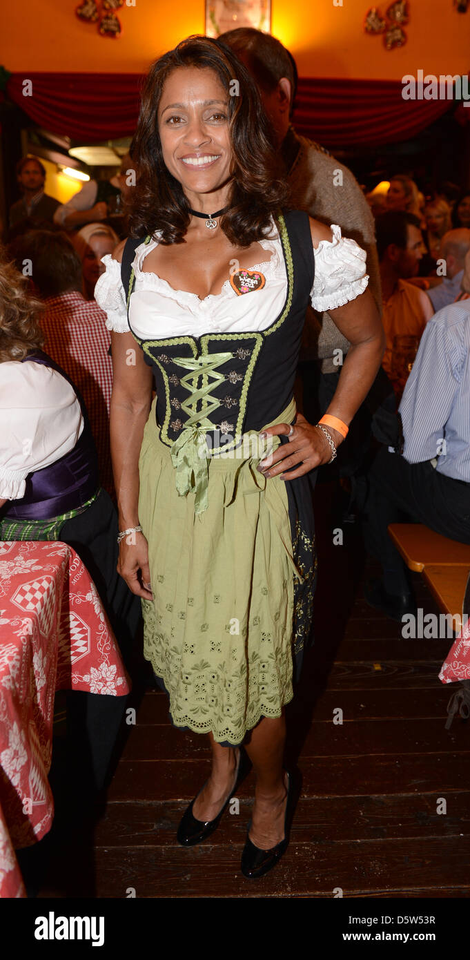 Hollywood-Star-Trainer Ramona Braganza stellt im Hippodrom Zelt auf dem Oktoberfest-Gelände in München, Deutschland, 2. Oktober 2012. Das Oktoberfest findet die weltweit größte folk Kirmes sein und findet vom 22. September bis 7. Oktober 2012. Foto: Felix Hoerhager Stockfoto