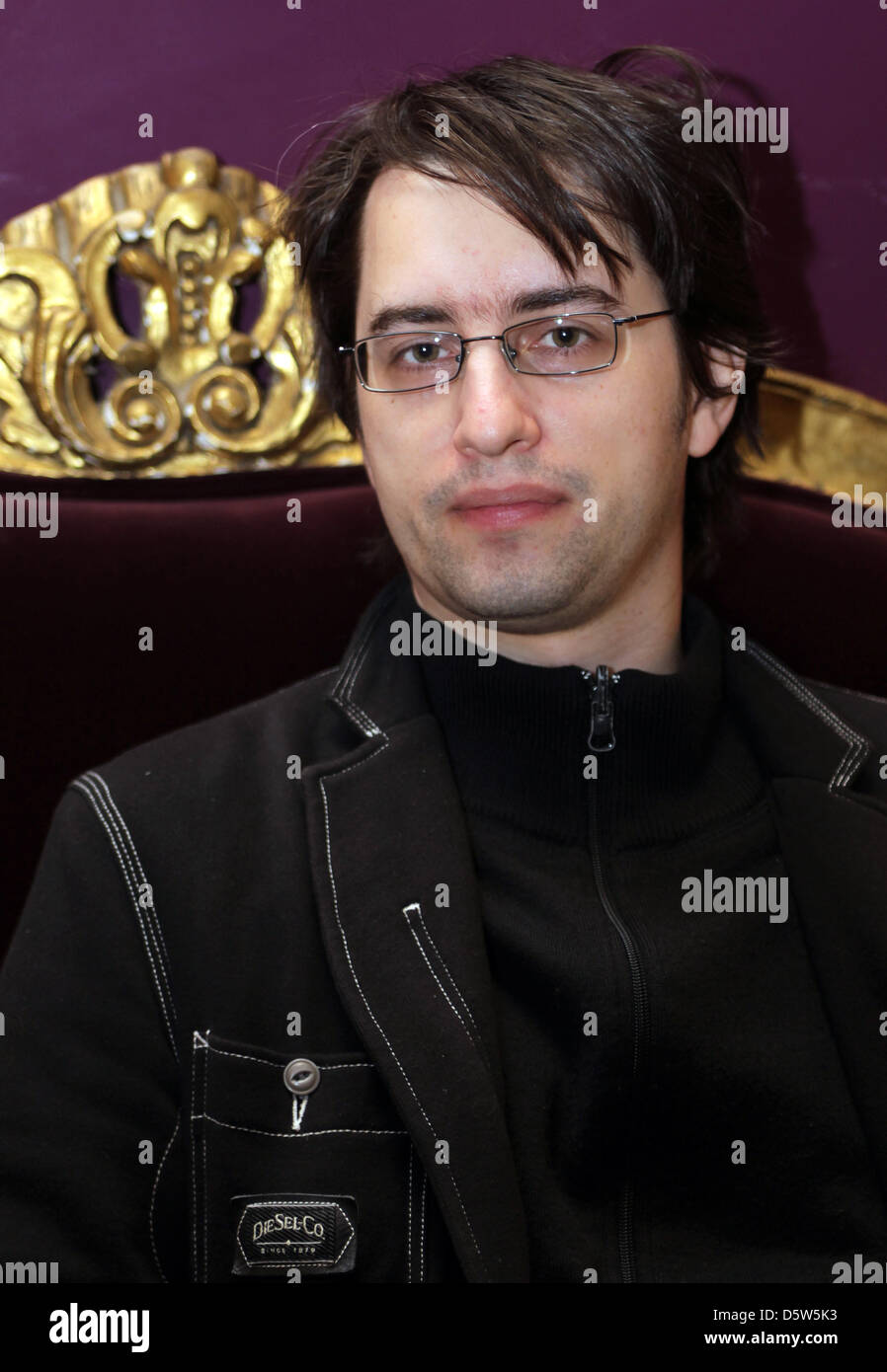 Clemens J. Setz im Gespräch mit einem Journalisten in das Savoy Hotel in Berlin, Deutschland, 24. September 2012. Setz ist einer der sechs Autoren auf der Shortlist für den diesjährigen Deutschen Buchpreis. Foto: Ole Spata Stockfoto