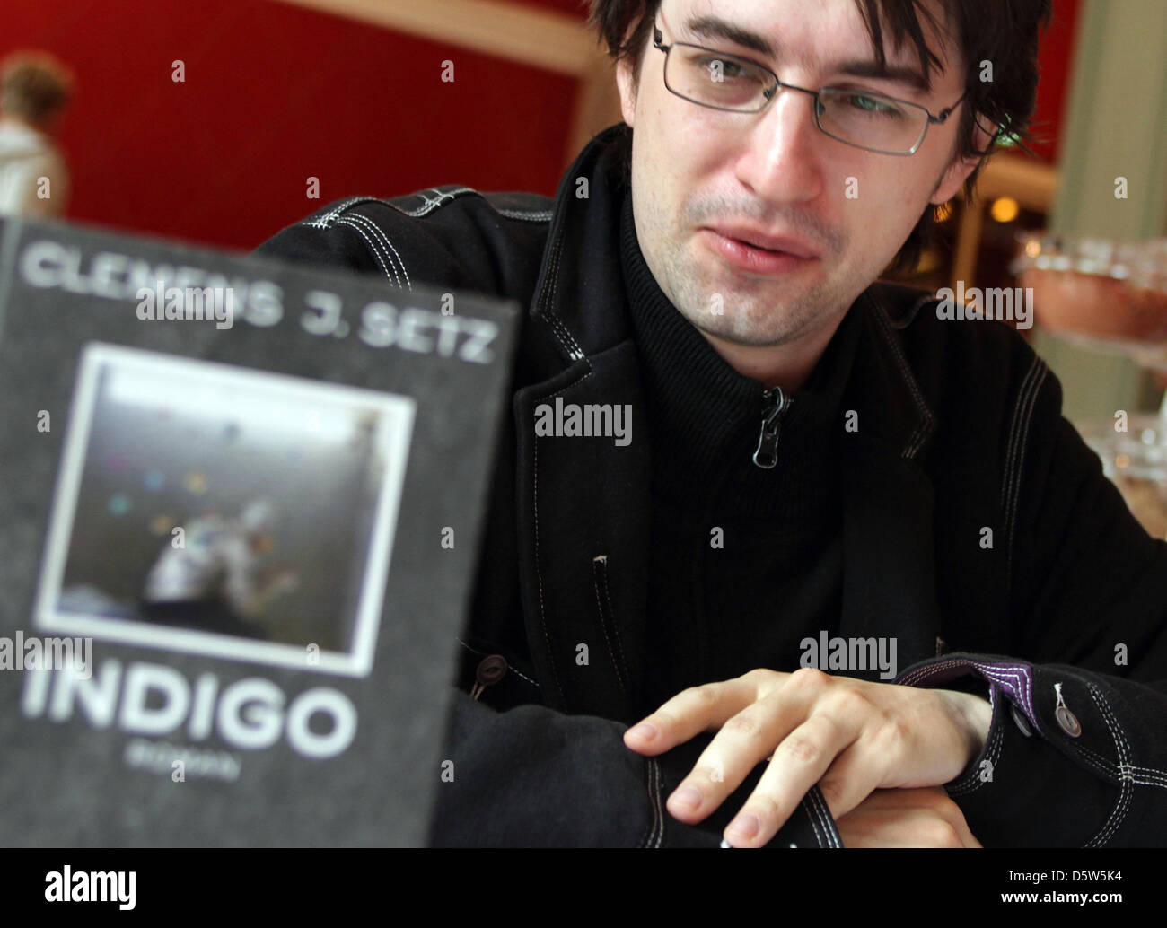 Clemens J. Setz im Gespräch mit einem Journalisten in das Savoy Hotel in Berlin, Deutschland, 24. September 2012. Setz ist einer der sechs Autoren auf der Shortlist für den diesjährigen Deutschen Buchpreis. Foto: Ole Spata Stockfoto