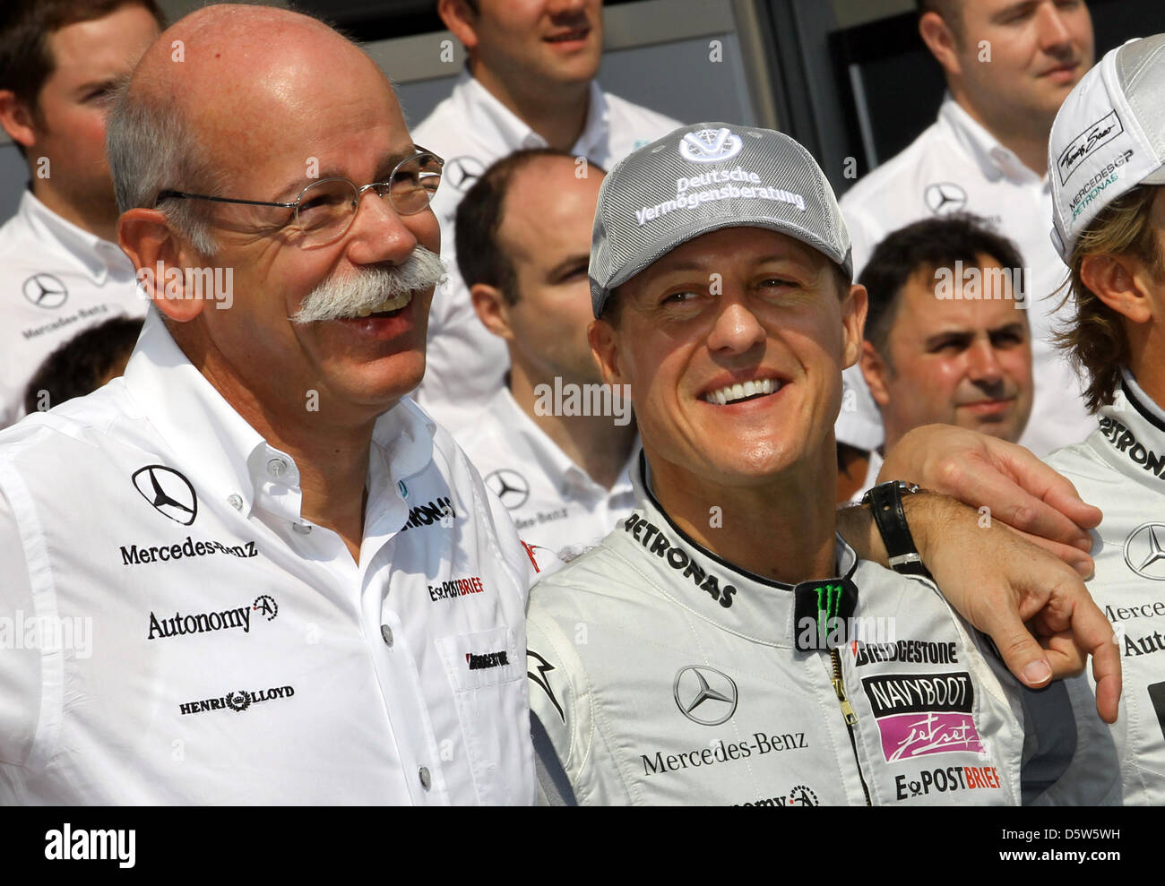 (Dpa-Datei) - ein Datei-Bild vom 19. August 2001 zeigt deutsche Formel-1 pilot Michael Schumacher (R) stand neben Leiter des Mercedes-Benz und CEO der Daimler AG Dieter Zetsche vor dem Grand Prix von Abu Dhabi in Abu Dhabi, Vereinigte Arabische Emirate. 43-j hrige Schumacher hat am 4. Oktober 2012 in Suzuka, angekündigt, dass er seine Karriere nach der aktuellen Saison zu beenden. Foto: Jens Bue Stockfoto