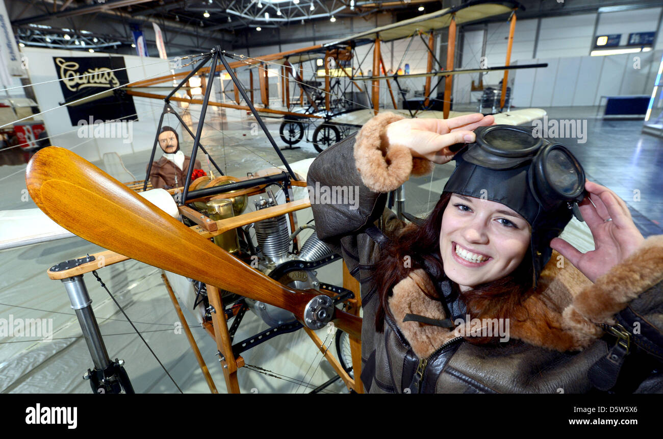 Modell Teresa posiert mit Aviator Brille vor einem Modell Bleriot (L) und die legendären Doppeldecker Curtiss D aus dem Film "Die herrlichen Männer in ihren fliegenden Kisten" auf der Messe Modell-Hobby-Spielzeug in Leipzig, Deutschland, 4. Oktober 2012. 640 Aussteller präsentieren neue Produkte im Bereich der Herstellung, kreative Design-Modell und Spielzeug auf der Messe ab 5. Oktober 2012. Foto: Hend Stockfoto