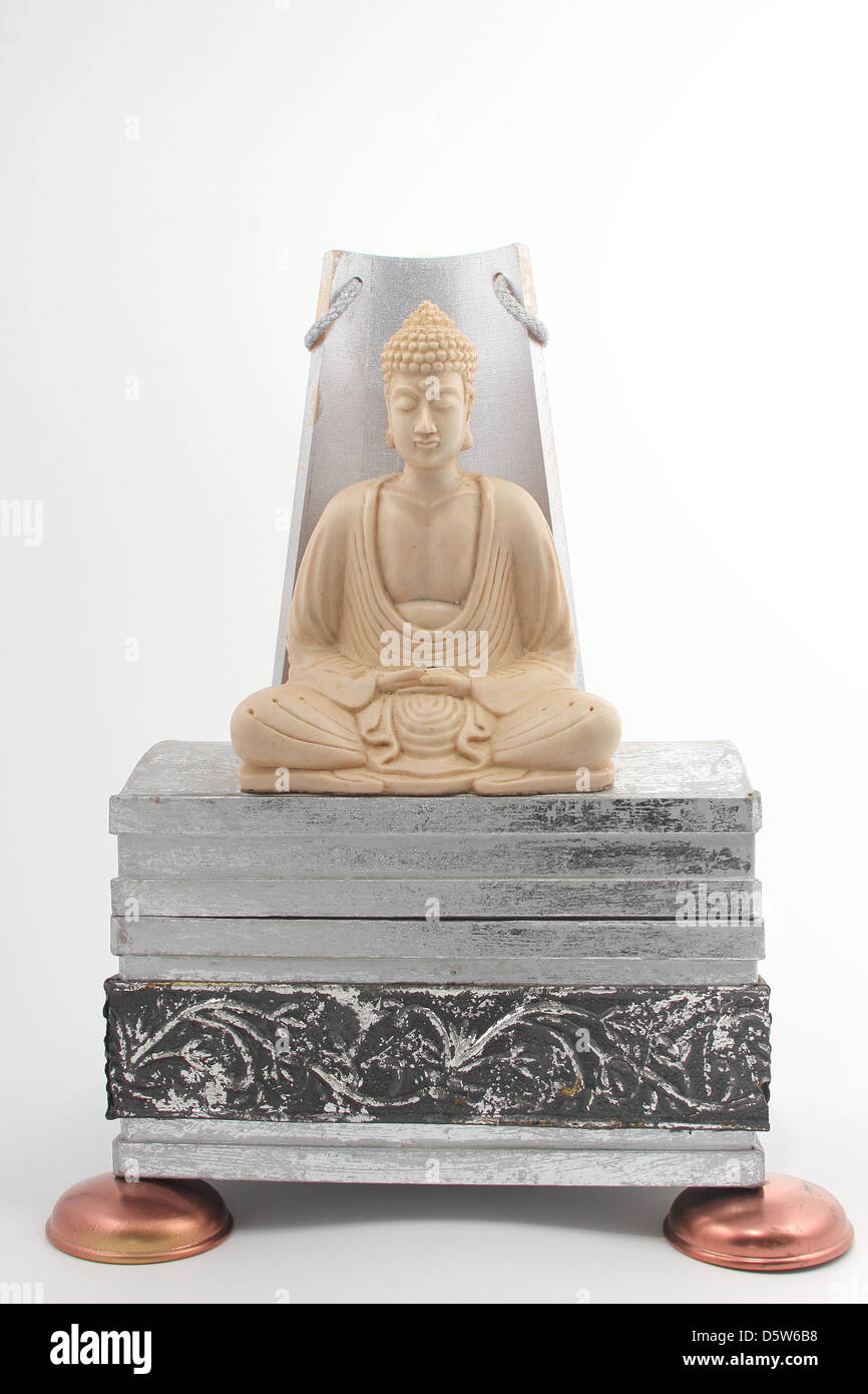 Statue von Budda auf silbernen Untergrund Stockfoto