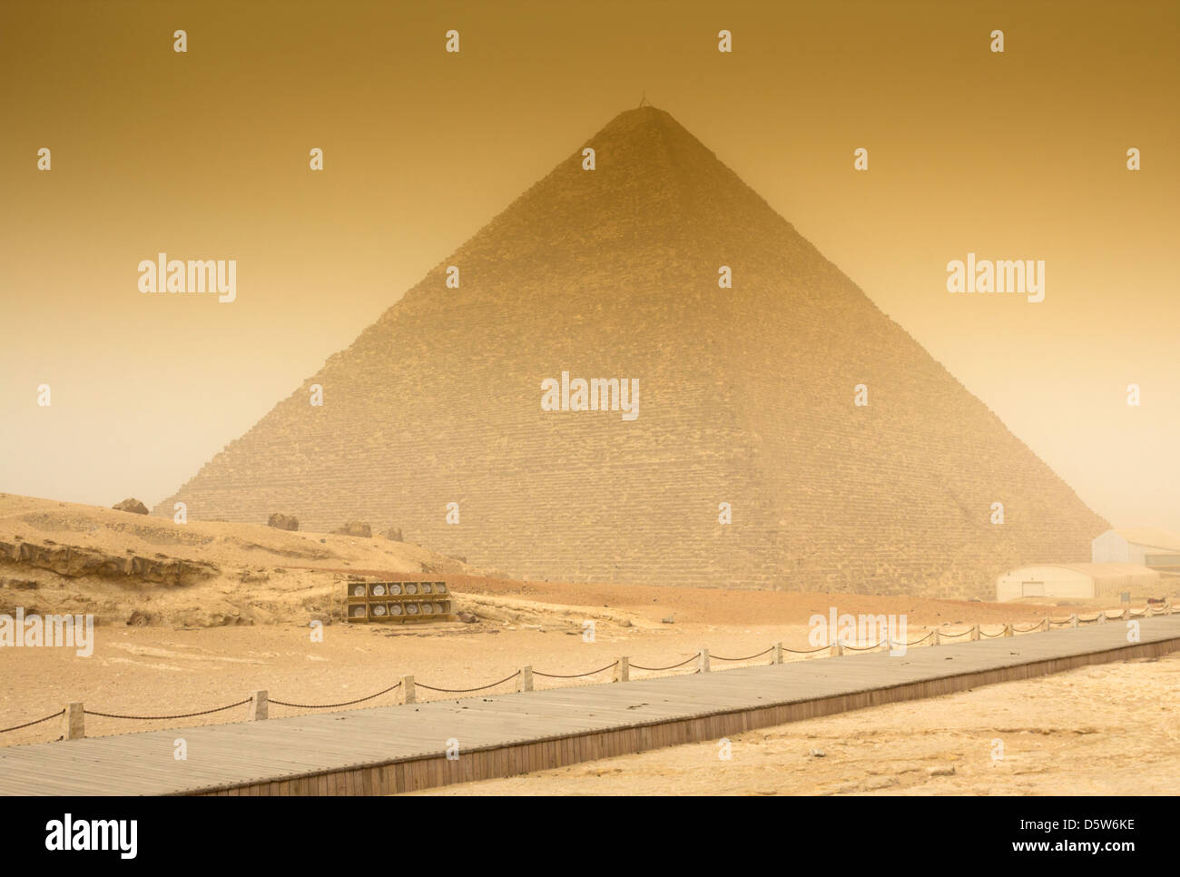 Cheops-Pyramide im Sandsturm Stockfoto