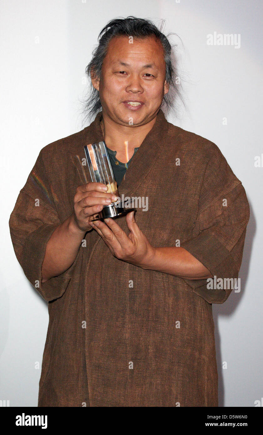 Südkoreanische Regisseur Kim Ki-Duk posiert für Fotos, nachdem er den Douglas-Sirk-Preis in Hamburg, Deutschland, 4. Oktober 2012 erhielt. Kim Ki-Duk erhielt den Preis für seinen Film "Pieta". Foto: Georg Wendt Stockfoto